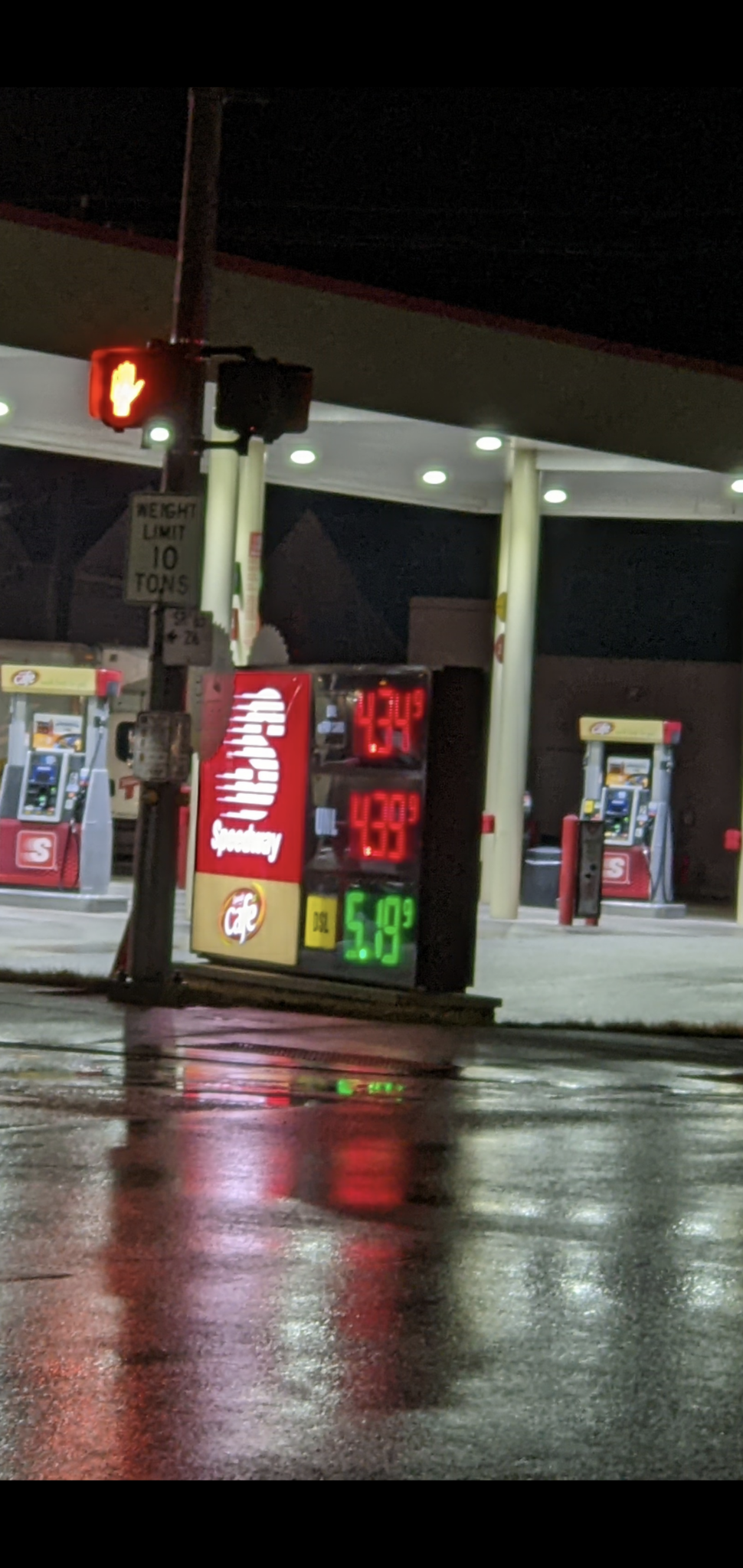 Gas prices fall in Western Pennsylvania as fall season approaches
